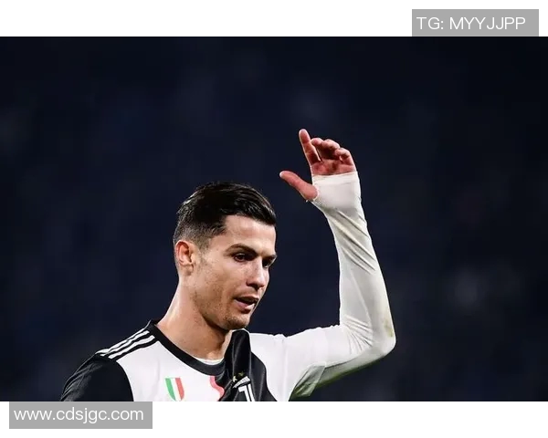 足球巨星C罗魅力无限精美海报展现传奇风采与激情瞬间