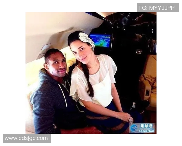 足球明星与爱妻甜蜜接吻视频曝光引发网友热议与祝福