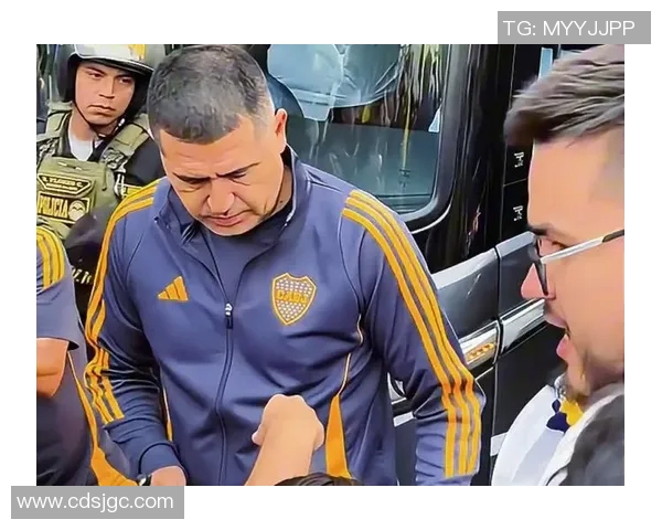 足球明星与粉丝亲密互动签名活动精彩瞬间回顾