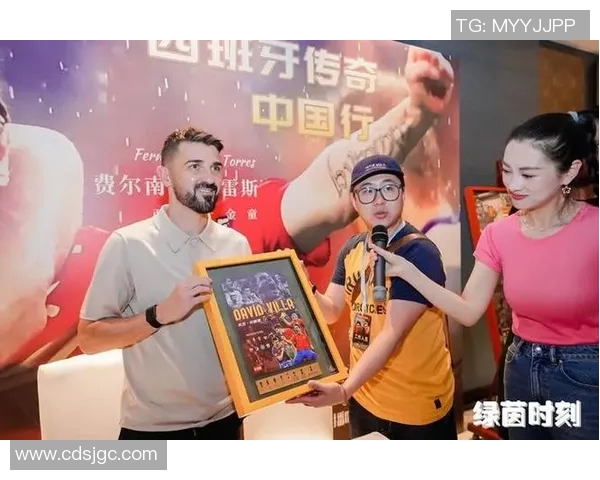 足球明星与球迷亲密合影kt板记录精彩瞬间的温馨时刻