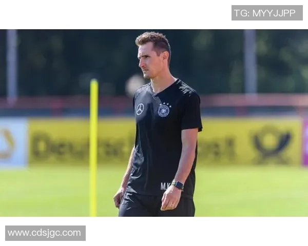 足球明星克洛泽精美摆件图片展现其传奇风采与运动精神