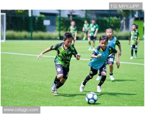 足球明星在训练场被偷拍视频引发粉丝热议与媒体关注