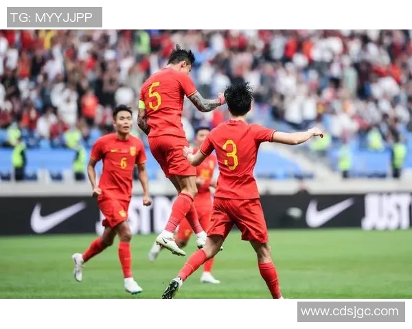 足球明星庆祝胜利的精彩瞬间与激情四溢的庆祝动作解析