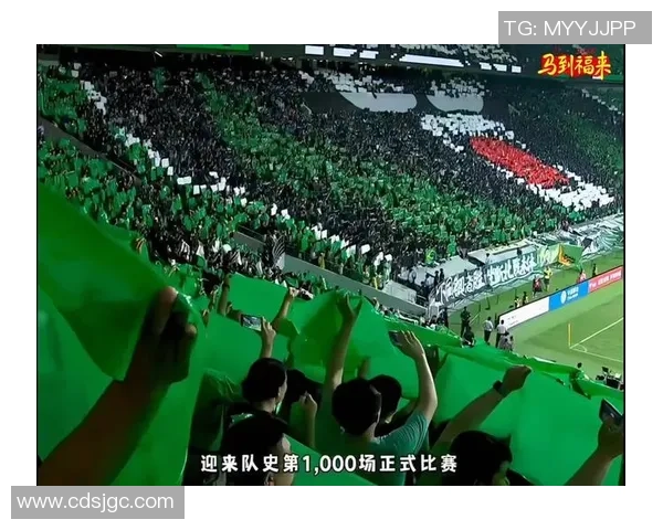 足球明星抵达机场引发粉丝热潮热情接机场面火爆令人惊叹