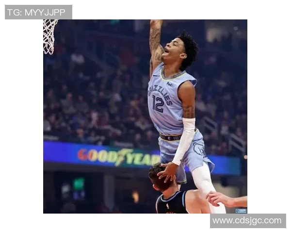 足球明星挑战极限模仿莫兰特的精彩瞬间引发热议