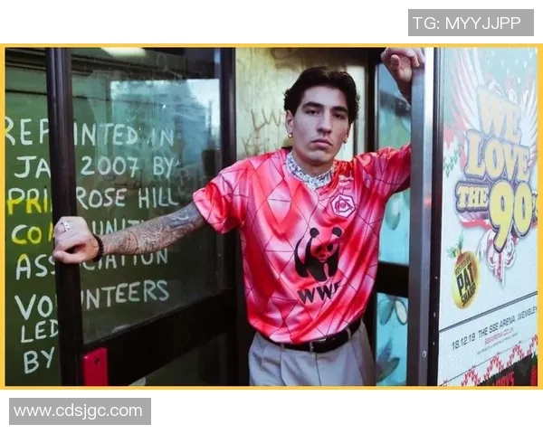 足球明星时尚穿搭女生裤子图片分享引领潮流风尚