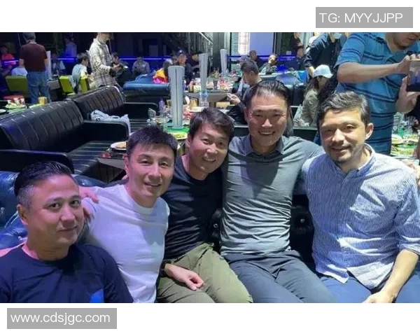 足球明星欢聚一堂打闹瞬间高清图片分享尽显友谊与快乐