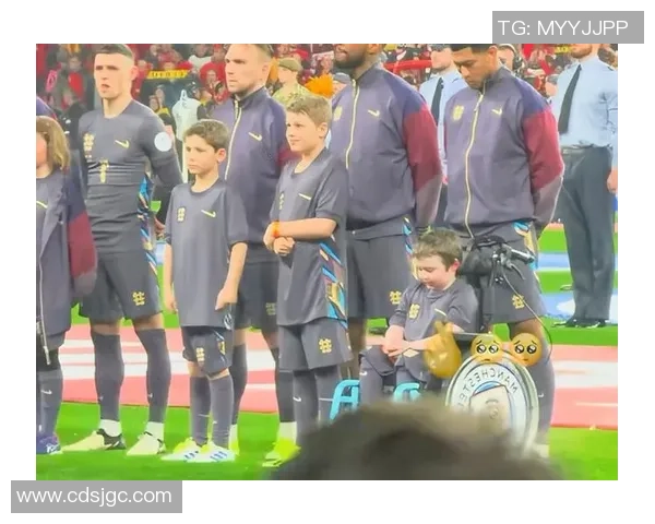 足球明星球服上的爱心故事与背后的温暖力量