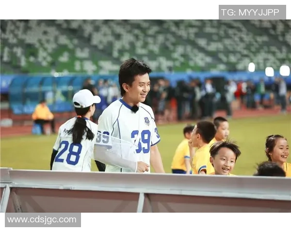 足球明星球员化身视频展现场上风采与场外魅力的奇妙转变 足球明星球员化身视频展现场上风采与场外魅力的奇妙转变