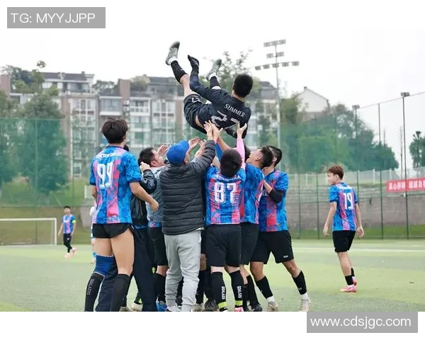 足球明星的奋斗精神与团队合作对我们的深刻启示