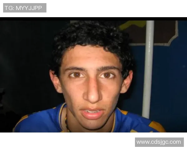 足球明星童年成长故事与经典瞬间回顾图片集锦