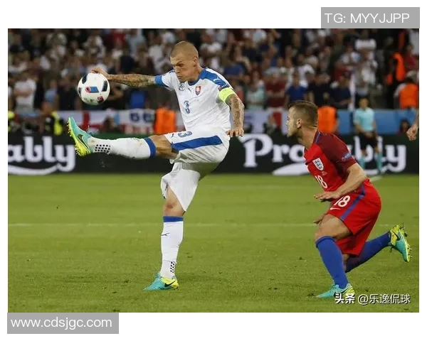 足球明星精彩瞬间高清打门图片展示尽显球场风采与激情