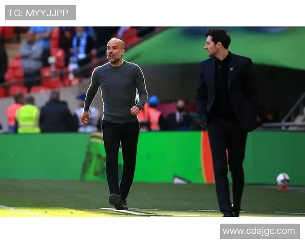 足球明星街头英伦风尚展现个性与魅力的时尚之旅 足球明星街头英伦风尚展现个性与魅力的时尚之旅